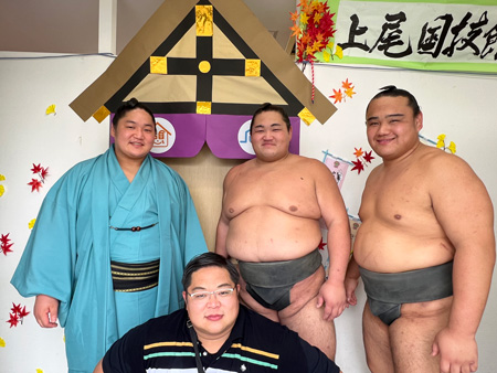 いこいハウスに慰問にお越しくださった藤島部屋の力士3名