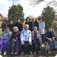 いこいハウスのご利用者様と職員の集合写真
