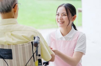 入居者に微笑みかけるスタッフ