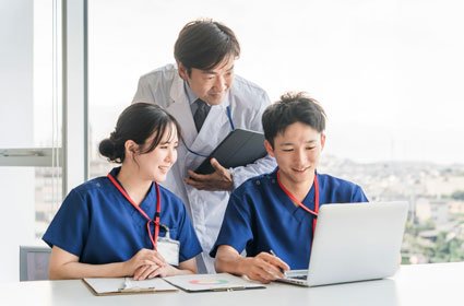 医師・看護師が連携して打ち合わせをする様子