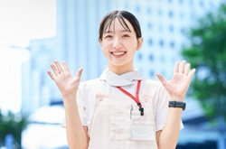 笑顔で手を振る看護師