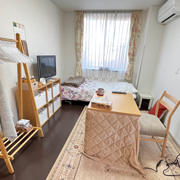 ベッドとテレビのある居室